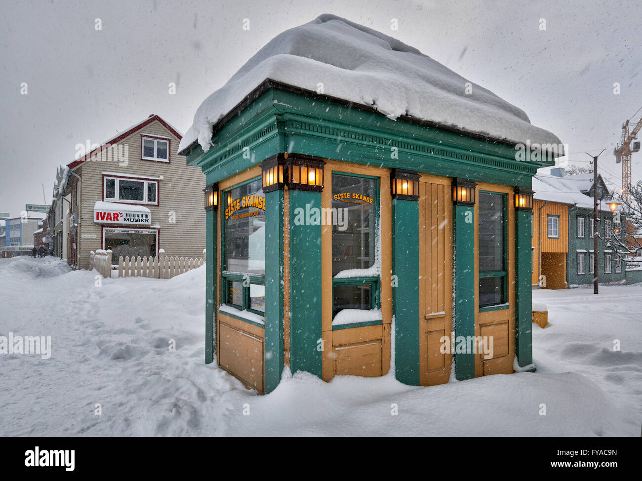 Monde plus petit instant portrait studio, bâtiments en bois typique de Tromsø, l'hiver avec beaucoup de neige, Troms, Norvège, Europe Banque D'Images