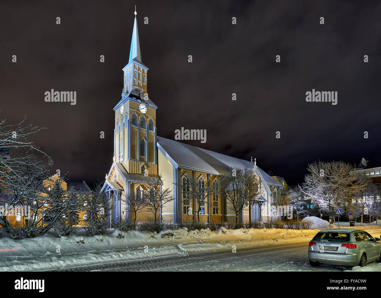 Photo de nuit de neige recouvrait Tromsoe, bâtiments en bois typique de la cathédrale de Tromsø, photo de nuit avec de la neige, Troms, Norvège, Europe Banque D'Images