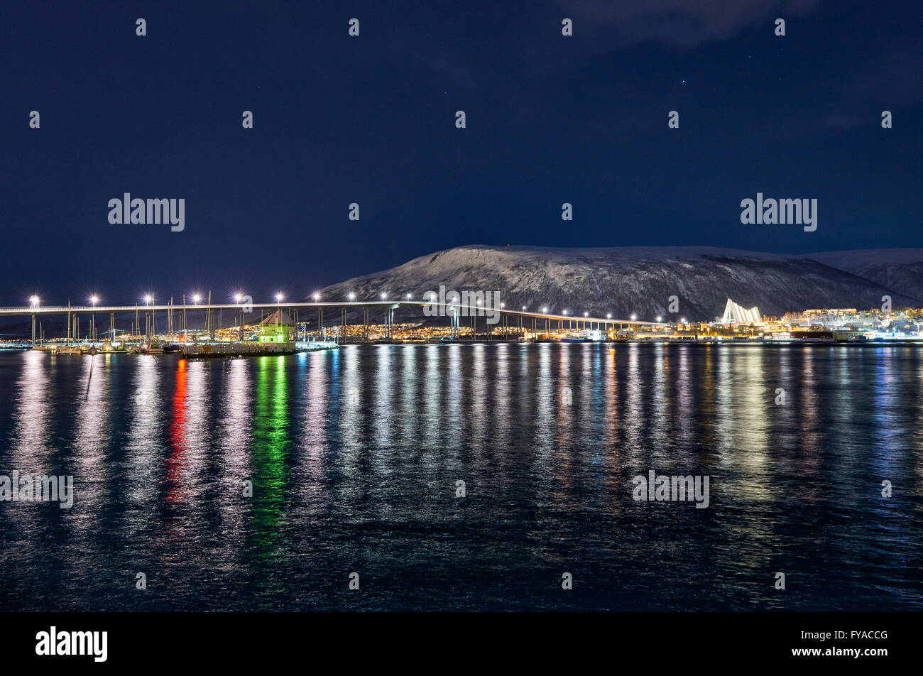 Photo de nuit de neige paysage couvert de port et cathédrale de l'Arctique à Tromsø, Troms, Norvège, Europe Banque D'Images