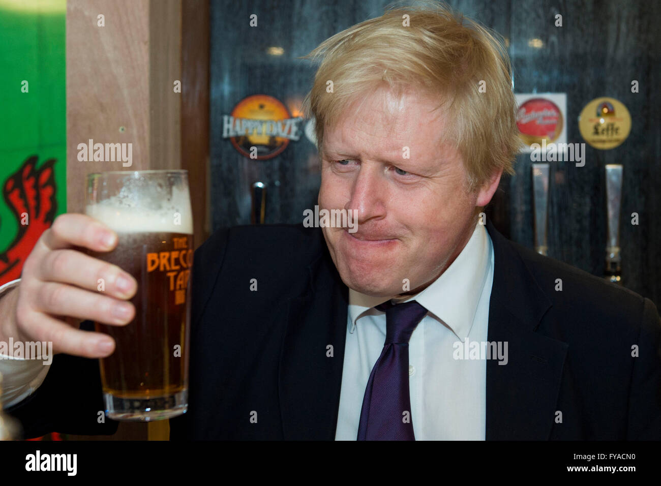 Boris Johnson, secrétaire aux affaires étrangères et député tenant une pinte de bière dans un pub. Banque D'Images