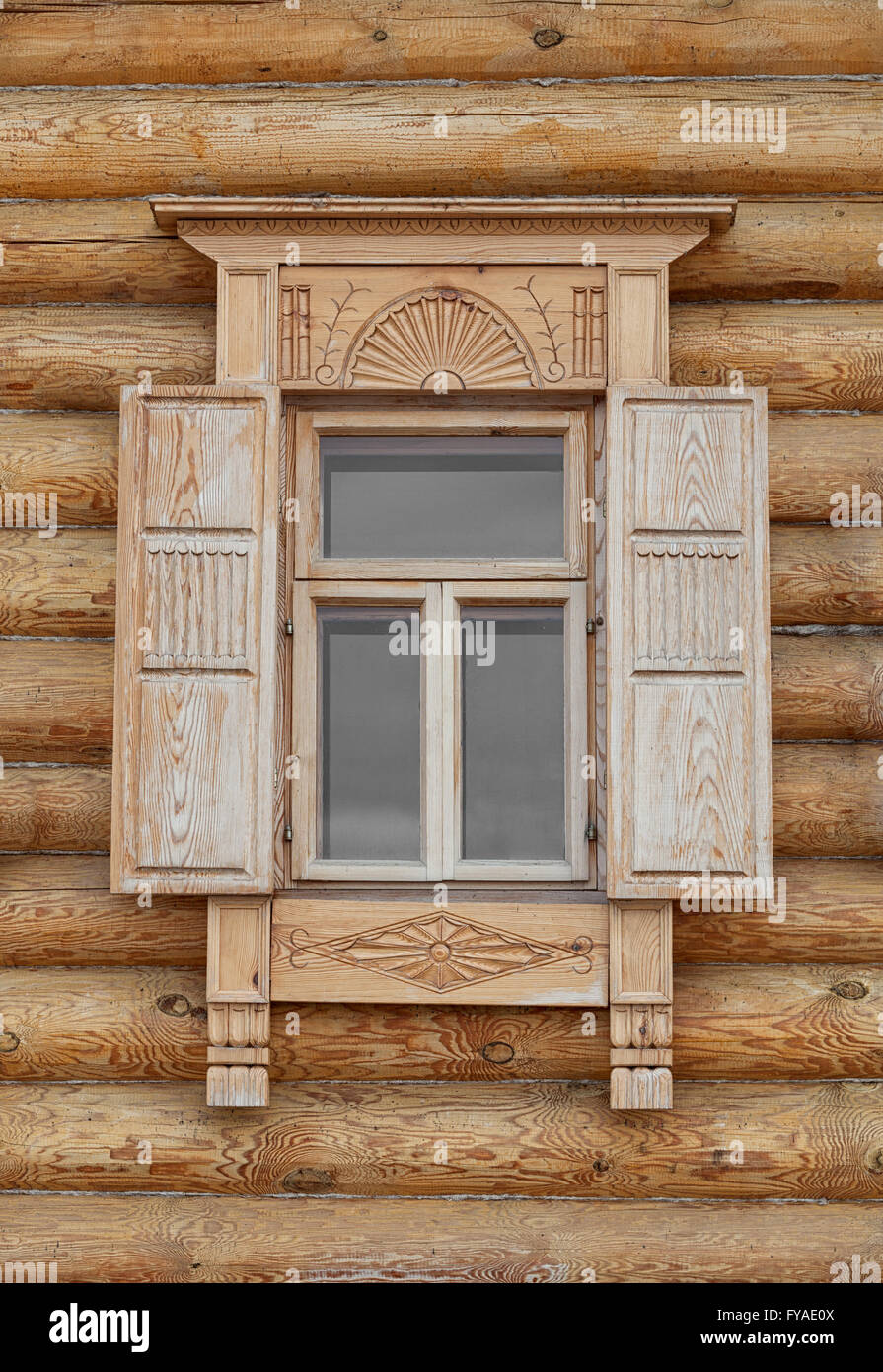 Prise d'un gros plan, magnifique, à l'ancienne fenêtre de style russe avec boiseries finement sculptés et des volets. Banque D'Images