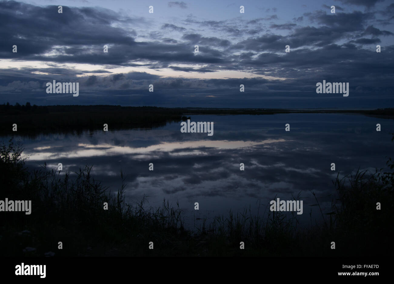 Lac calme lors d'une nuit d'été dans le Nord de la Finlande Banque D'Images