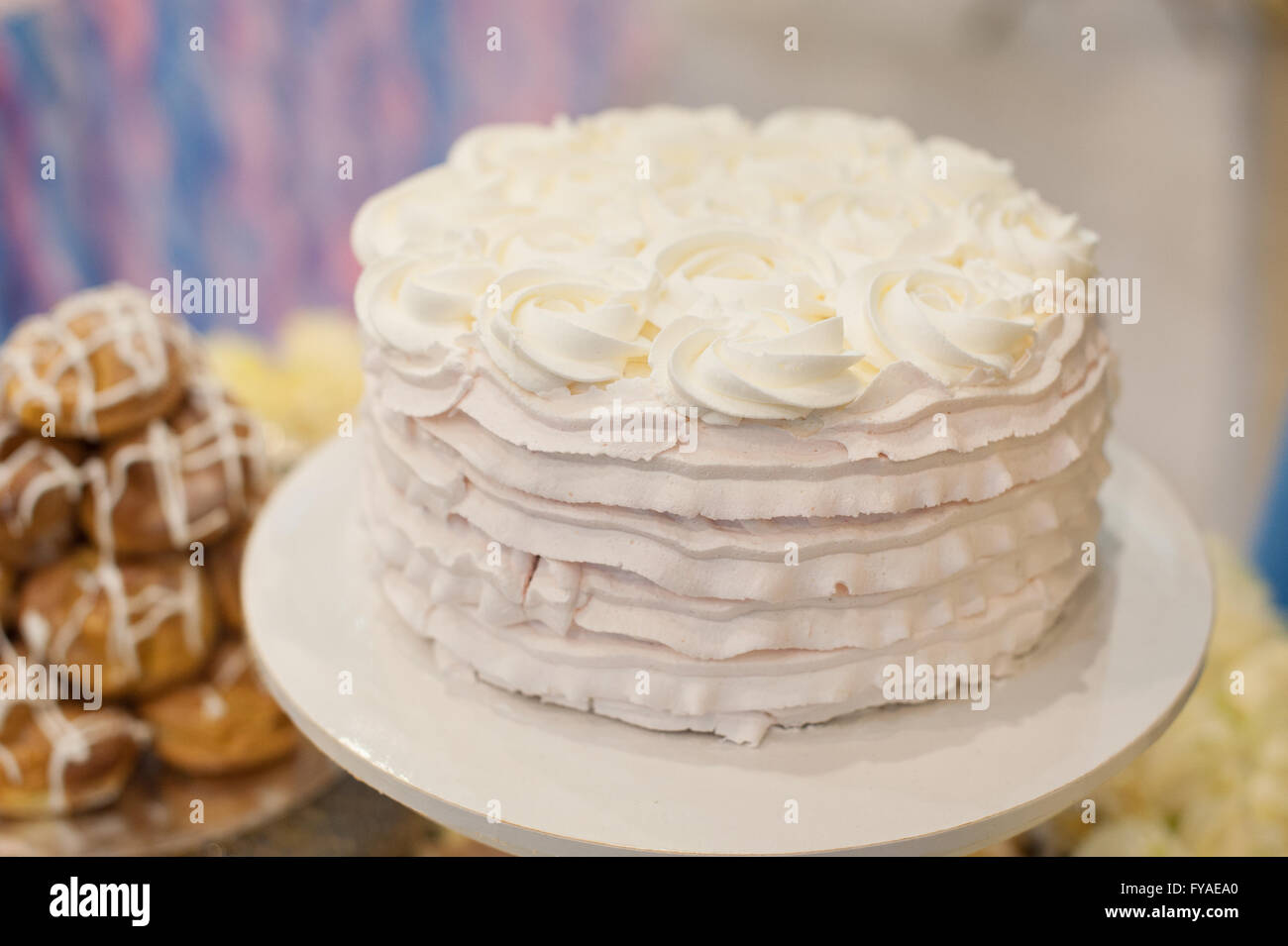 Gâteau de mariage décoré avec des roses sur la table Banque D'Images