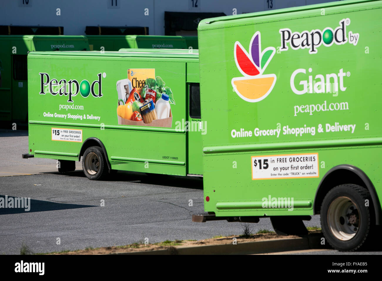 Les fourgonnettes de livraison avec l'extérieur du logos Peapod un entrepôt de distribution dans la région de Hanover, Maryland le 10 avril 2016. Banque D'Images