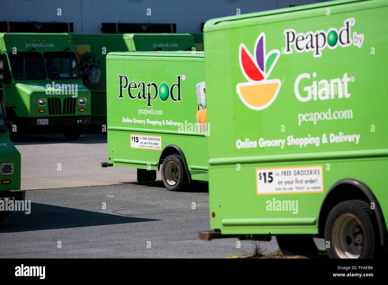 Les fourgonnettes de livraison avec l'extérieur du logos Peapod un entrepôt de distribution dans la région de Hanover, Maryland le 10 avril 2016. Banque D'Images