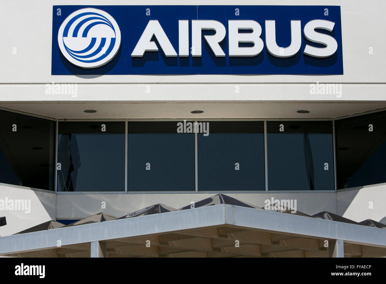 Un logo affiche à l'extérieur d'un établissement occupé par Airbus à Reston, Virginie, le 16 avril 2016. Banque D'Images