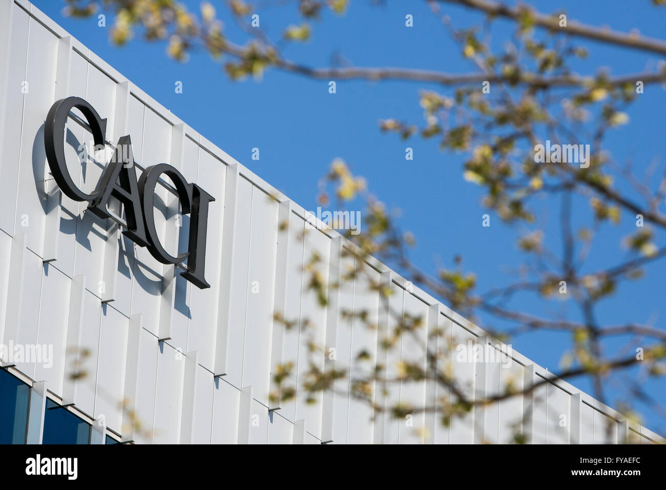 Un logo affiche à l'extérieur d'un établissement occupé par CACI International, Inc., à Chantilly, Virginie, le 16 avril 2016. Banque D'Images