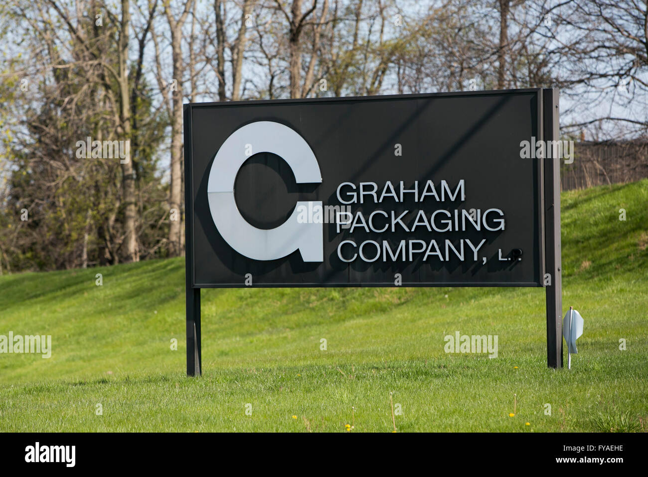 Un logo affiche à l'extérieur d'un bâtiment occupé par la société Graham Packaging à York, Pennsylvanie le 17 avril 2016. Banque D'Images