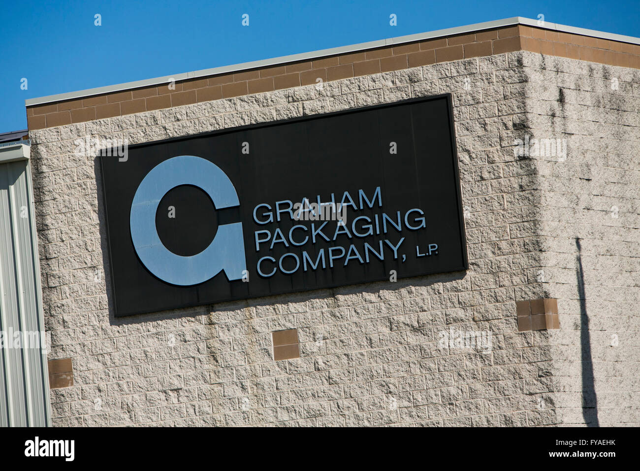 Un logo affiche à l'extérieur d'un bâtiment occupé par la société Graham Packaging à York, Pennsylvanie le 17 avril 2016. Banque D'Images