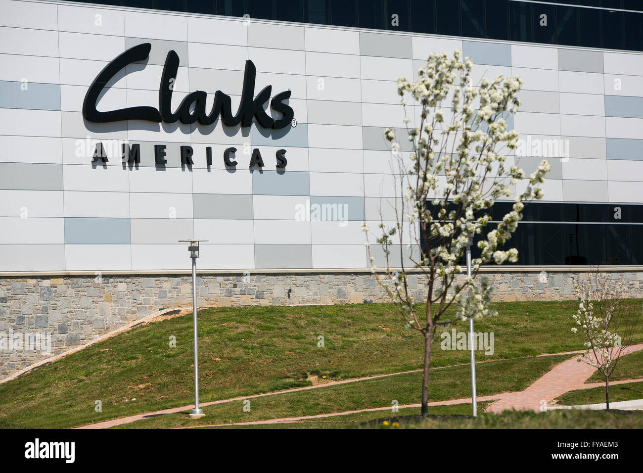 Un logo affiche à l'extérieur d'un établissement occupé par le fabricant de chaussures Clarks Amériques à Hanover, en Pennsylvanie le 17 avril 2016. Banque D'Images
