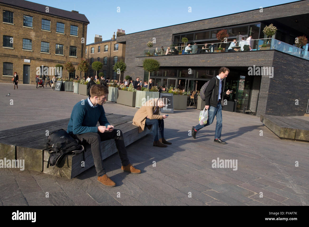 Le Lighterman gastro pub britannique moderne, sur la place du grenier, sur la succession de Kings Cross, dans le nord de Londres, Angleterre, RU Banque D'Images