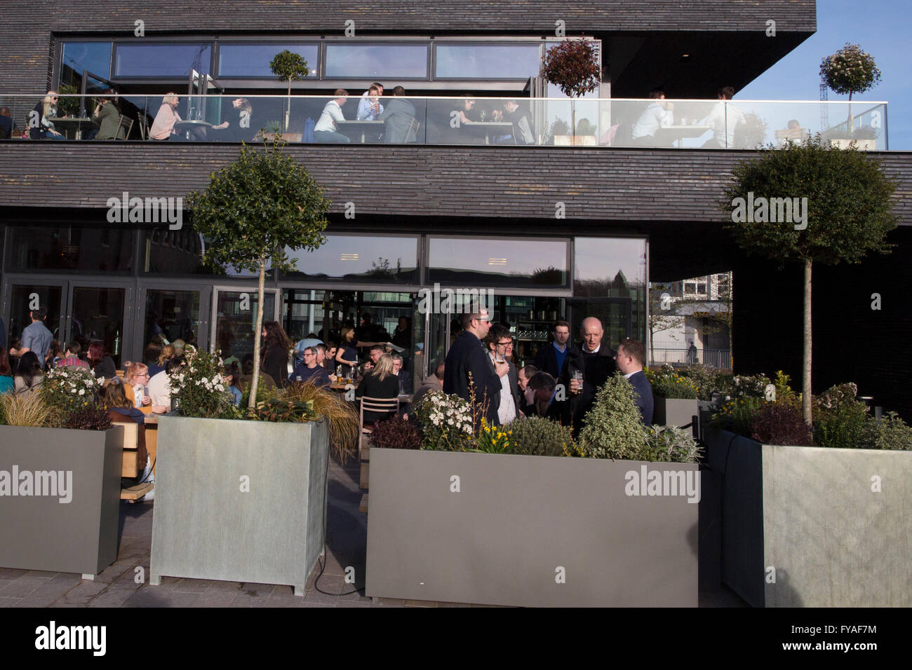 Le Lighterman gastro pub britannique moderne, sur la place du grenier, sur la succession de Kings Cross, dans le nord de Londres, Angleterre, RU Banque D'Images