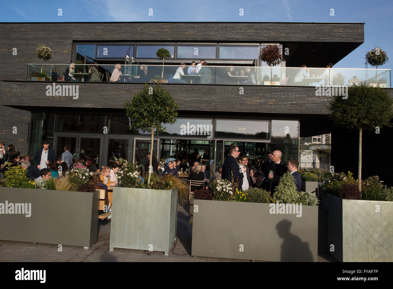 Le Lighterman gastro pub britannique moderne, sur la place du grenier, sur la succession de Kings Cross, dans le nord de Londres, Angleterre, RU Banque D'Images