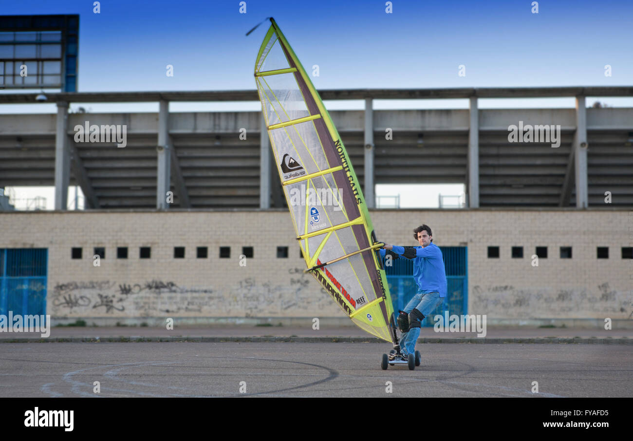 BADAJOZ, Espagne, le 27 mars. Un sportif équitation son skate par l'asphalte d'un parking du stade au coucher du soleil, le 27 mars 2012, Badajo Banque D'Images