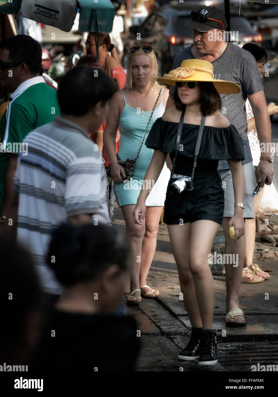 Habillé asiatique jeune fille se tenant debout dans une foule. Thaïlande S. E. Asie Banque D'Images