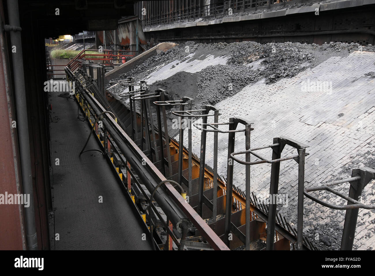 Vieux ponts de contrôle sur l'usine de four à coke. Banque D'Images