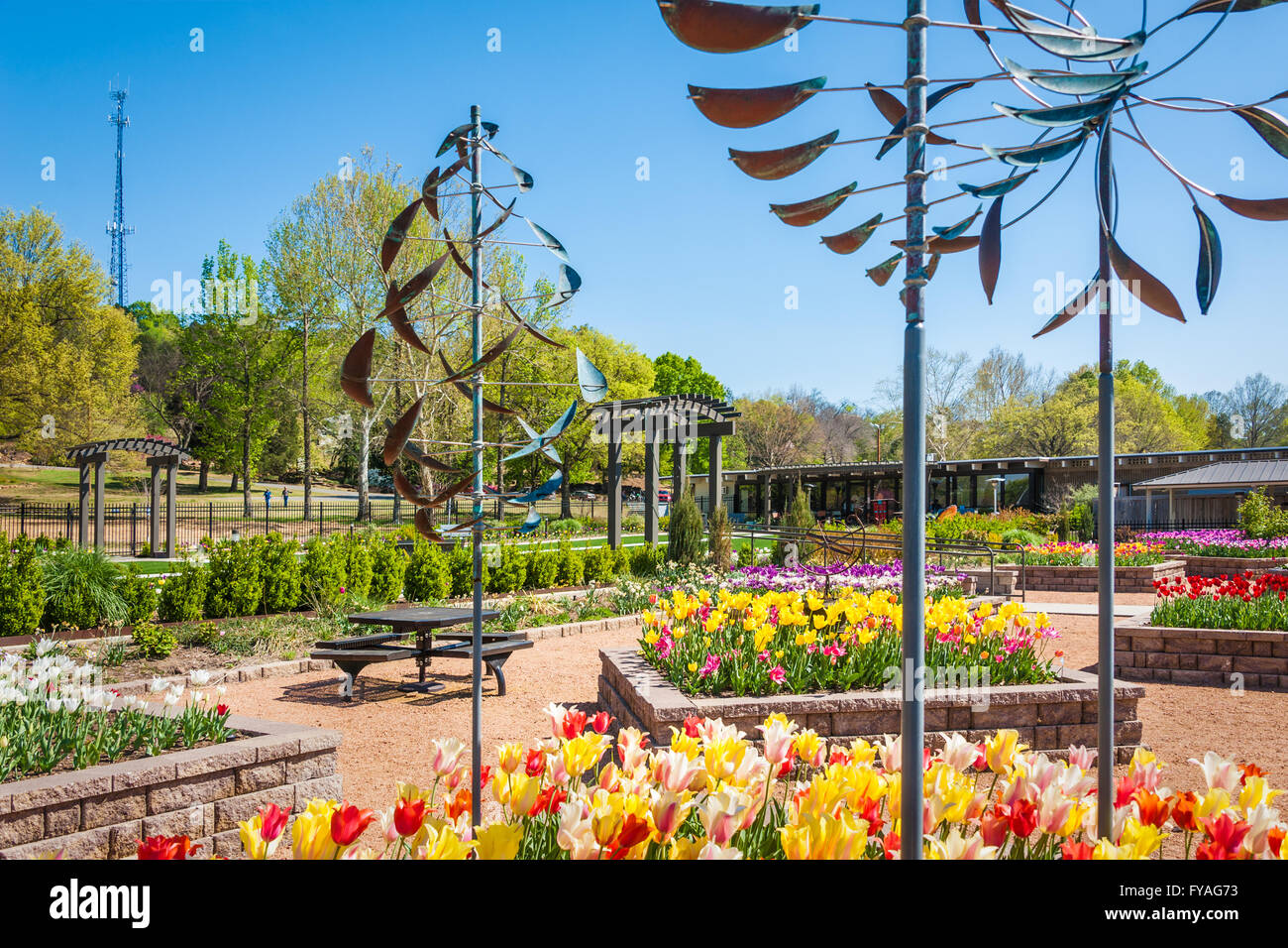 Les Jardins Papilion à Muskogee en Oklahoma sur une belle journée de printemps avec des tulipes et des sculptures du vent en mouvement en pleine floraison. USA. Banque D'Images