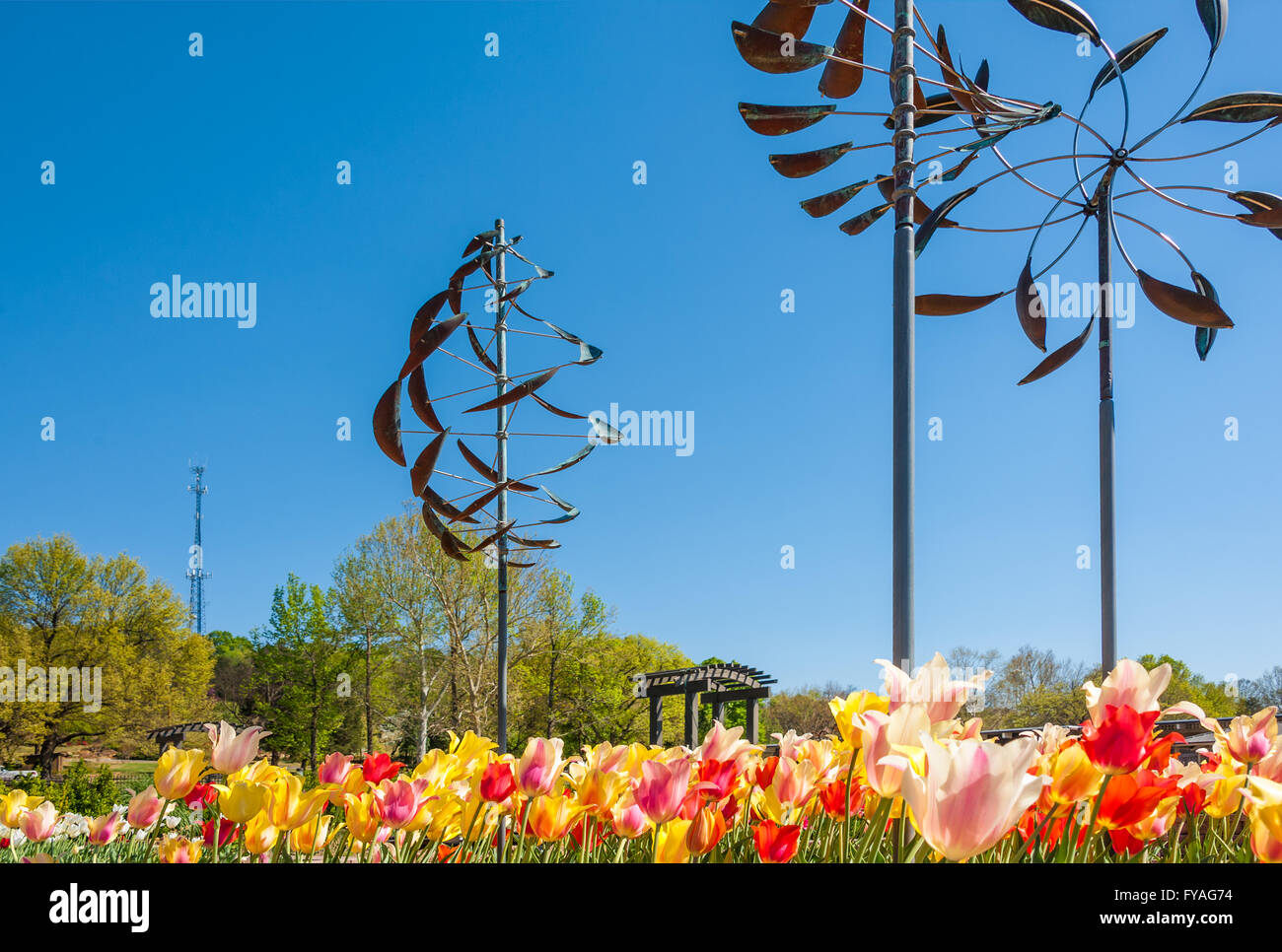 Sculptures du vent dans le jardin de tulipes à Muskogee en Oklahoma's Papilion à honneur Heights Park. USA. Banque D'Images
