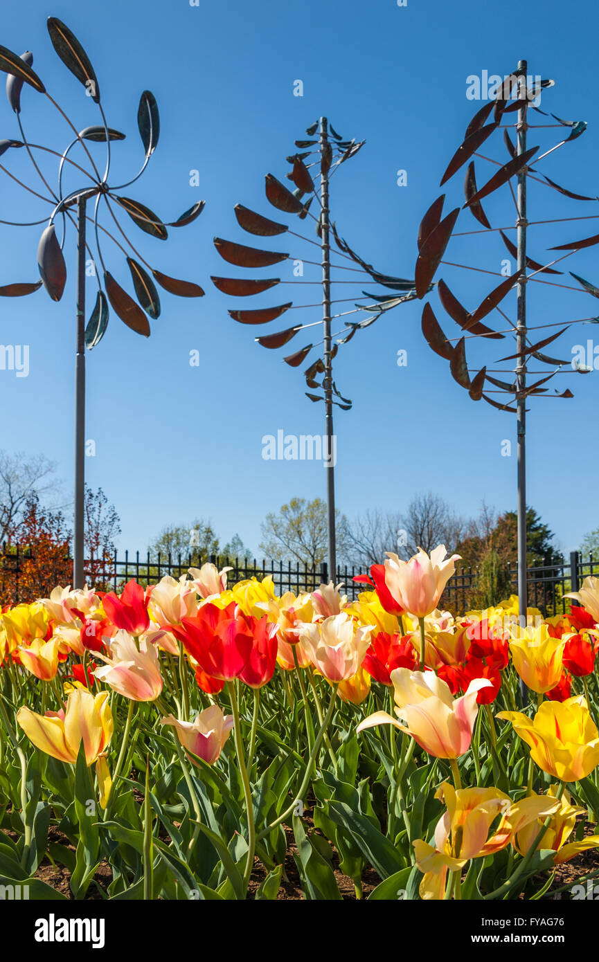 Trois sculptures de vent dans le jardin de tulipes à Muskogee en Oklahoma's Papilion en l'honneur Heights Park. USA. Banque D'Images