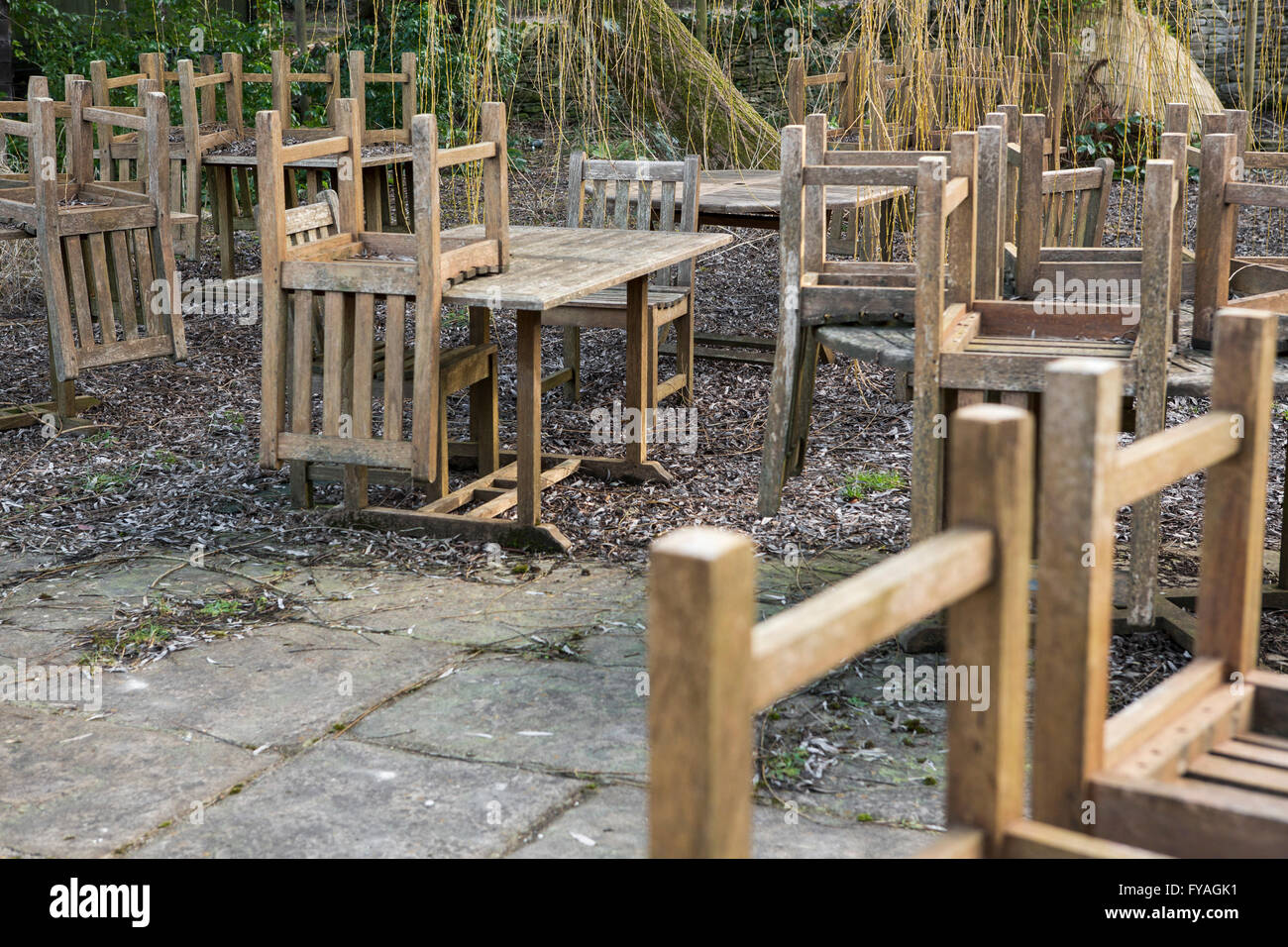 De style meubles de jardin en bois couverts assis dans les feuilles mortes à l'extérieur . Banque D'Images