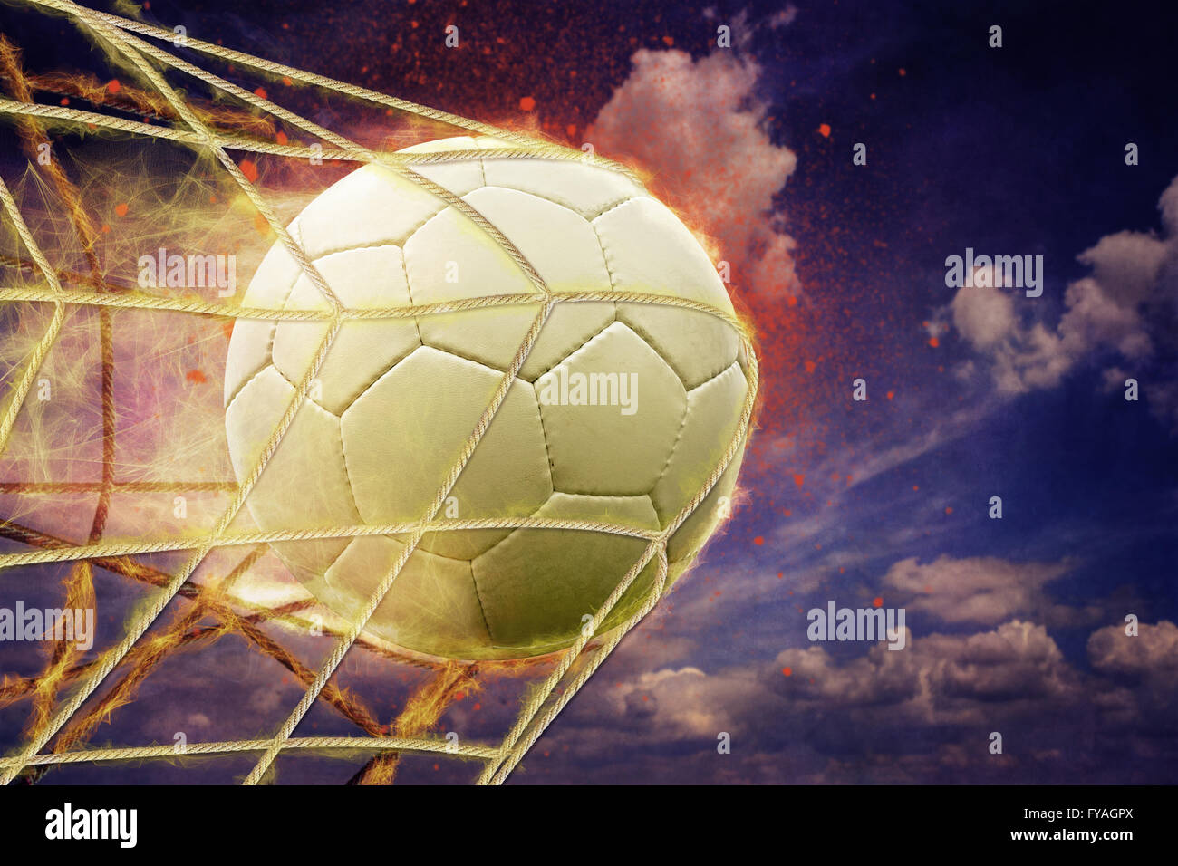 Image symbolique pour le but avec un ballon de soccer dans net Banque D'Images