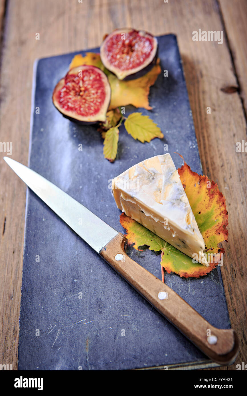 Nature morte aux figues et fromage sur la plaque Banque D'Images