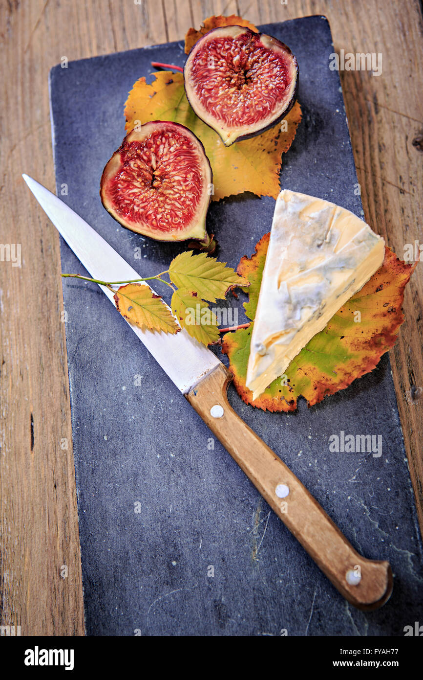 Nature morte aux figues et fromage sur la plaque Banque D'Images