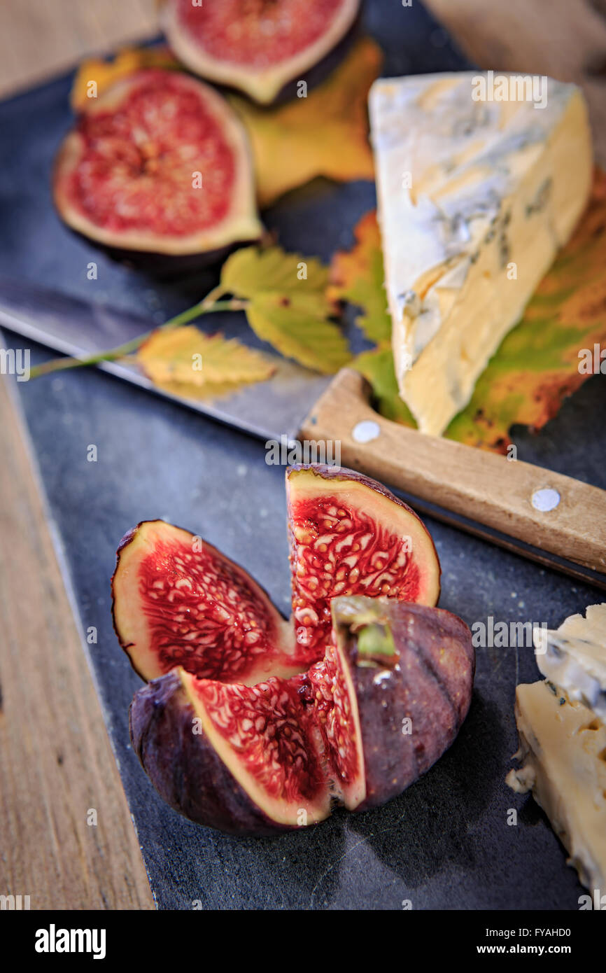 Nature morte aux figues et fromage sur la plaque Banque D'Images