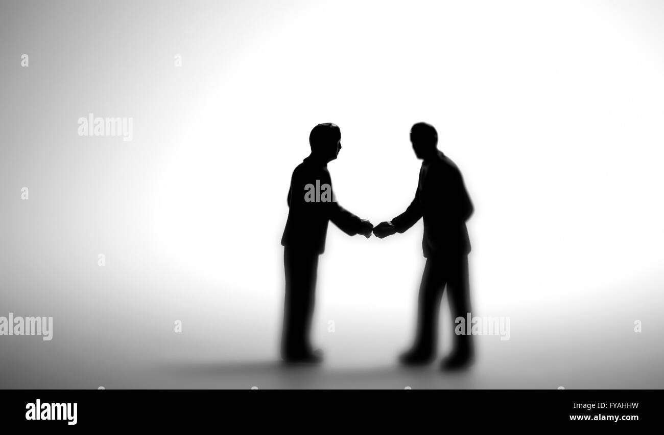 La silhouette de deux business men shaking hands Banque D'Images