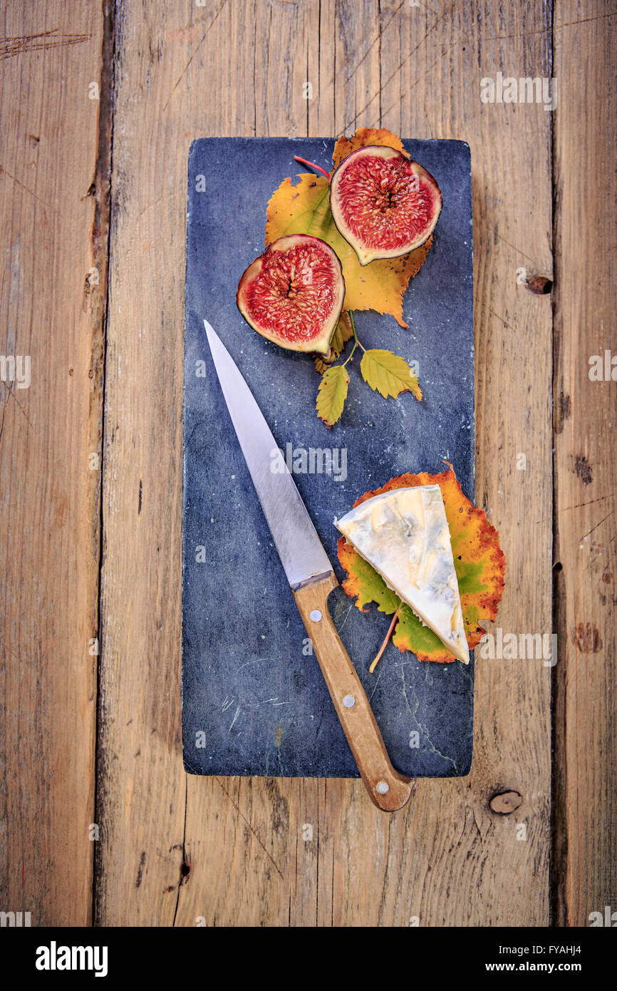 Nature morte aux figues et fromage sur la plaque Banque D'Images