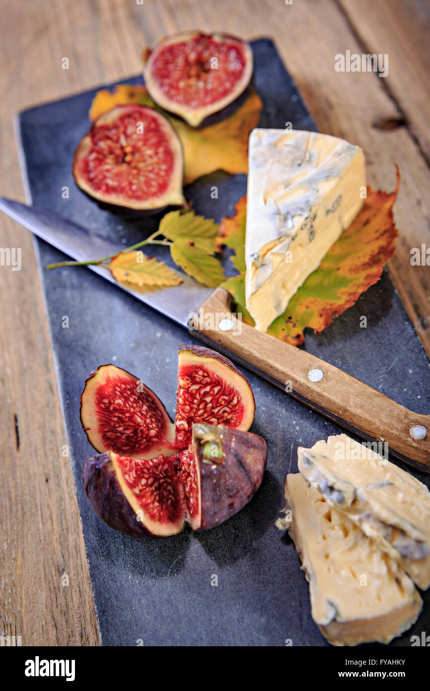 Nature morte aux figues et fromage sur la plaque Banque D'Images