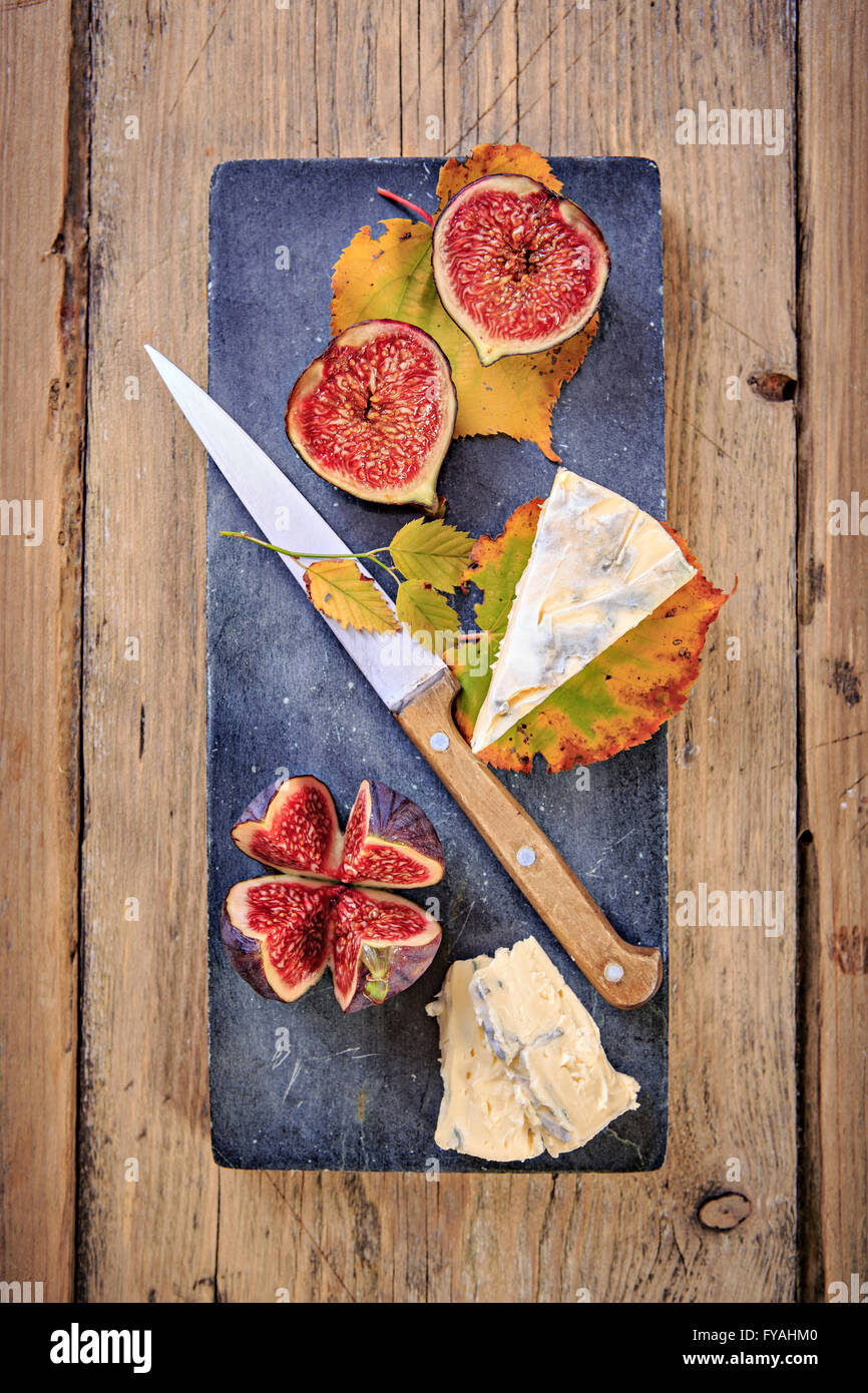 Nature morte aux figues et fromage sur la plaque Banque D'Images