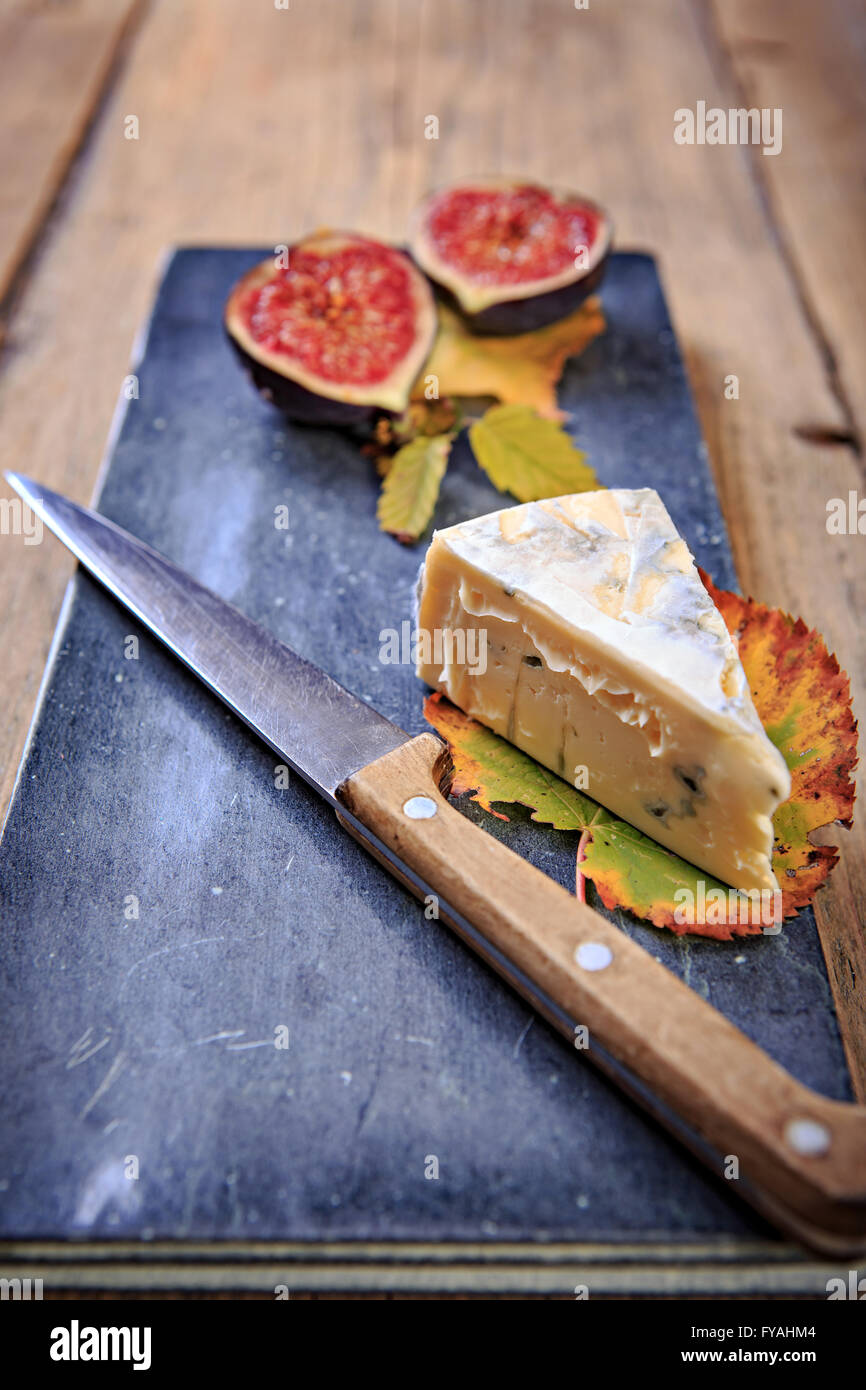 Nature morte aux figues et fromage sur la plaque Banque D'Images