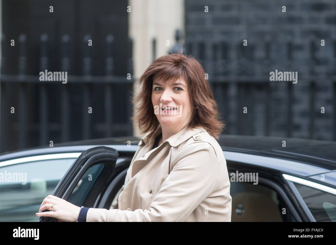 Secrétaire de l'éducation,Nicky Morgan,arrive à Downing Street pour une réunion du cabinet Banque D'Images