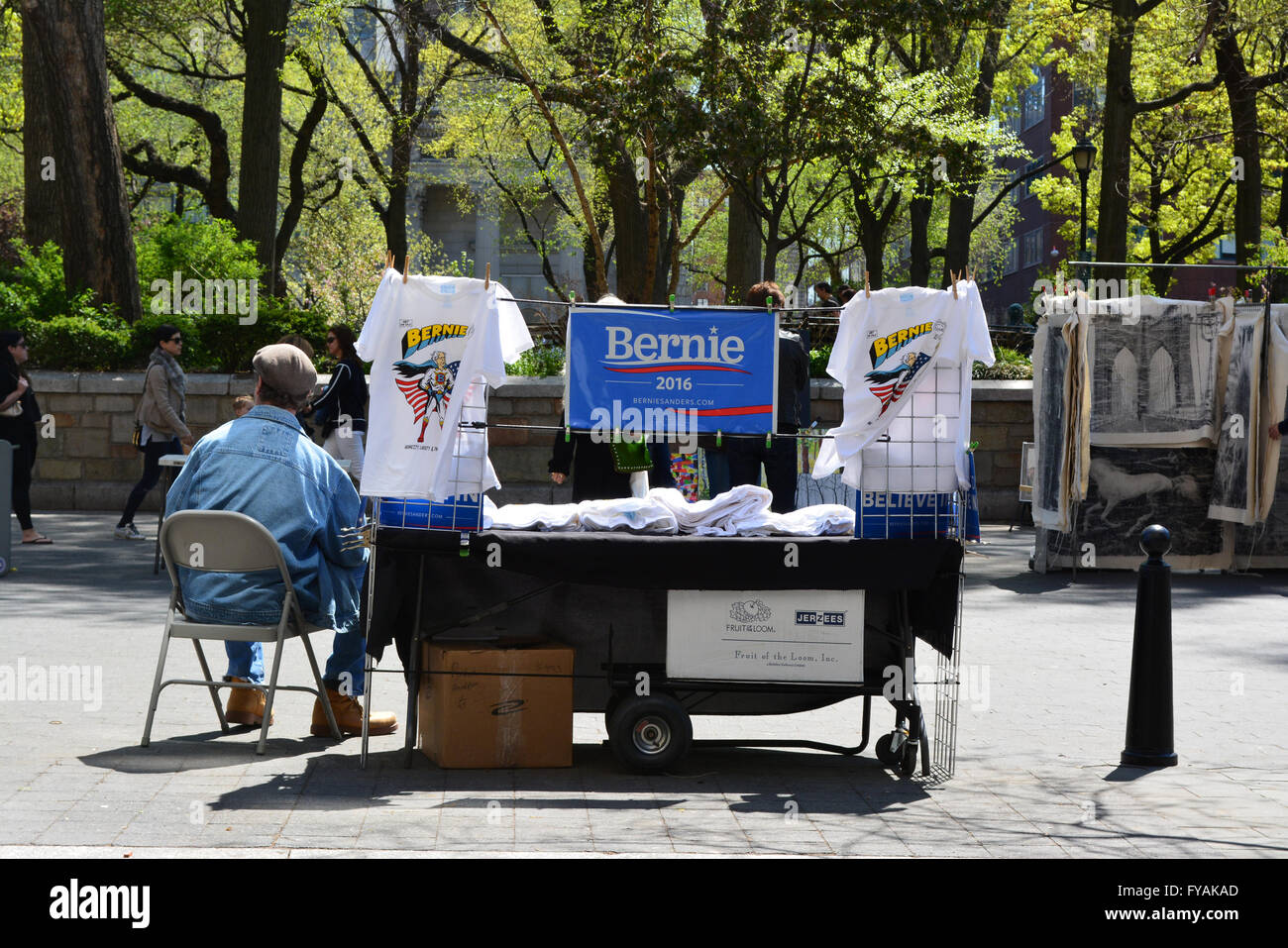 Bernie Sanders supporter la vente de marchandises dans l'Union Square à New York. Banque D'Images