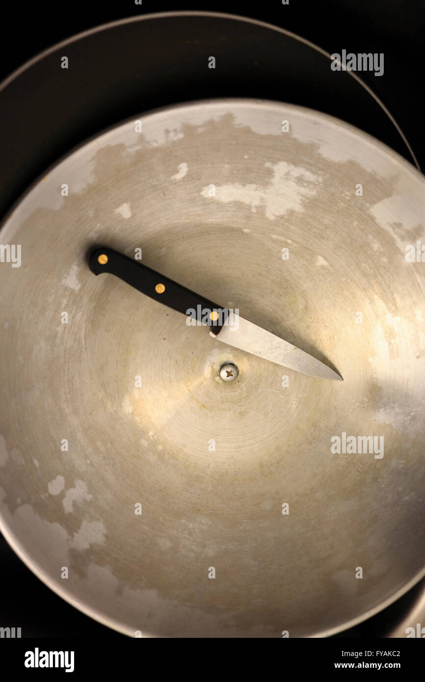 Le couteau à l'intérieur du couvercle d'un wok. Banque D'Images
