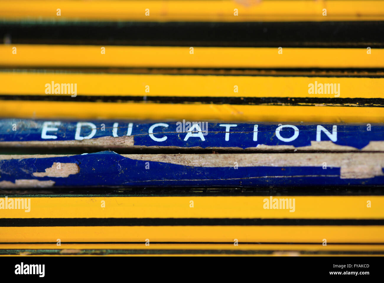 L'un des crayons à l'école avec "éducation" imprimé sur elle. Banque D'Images