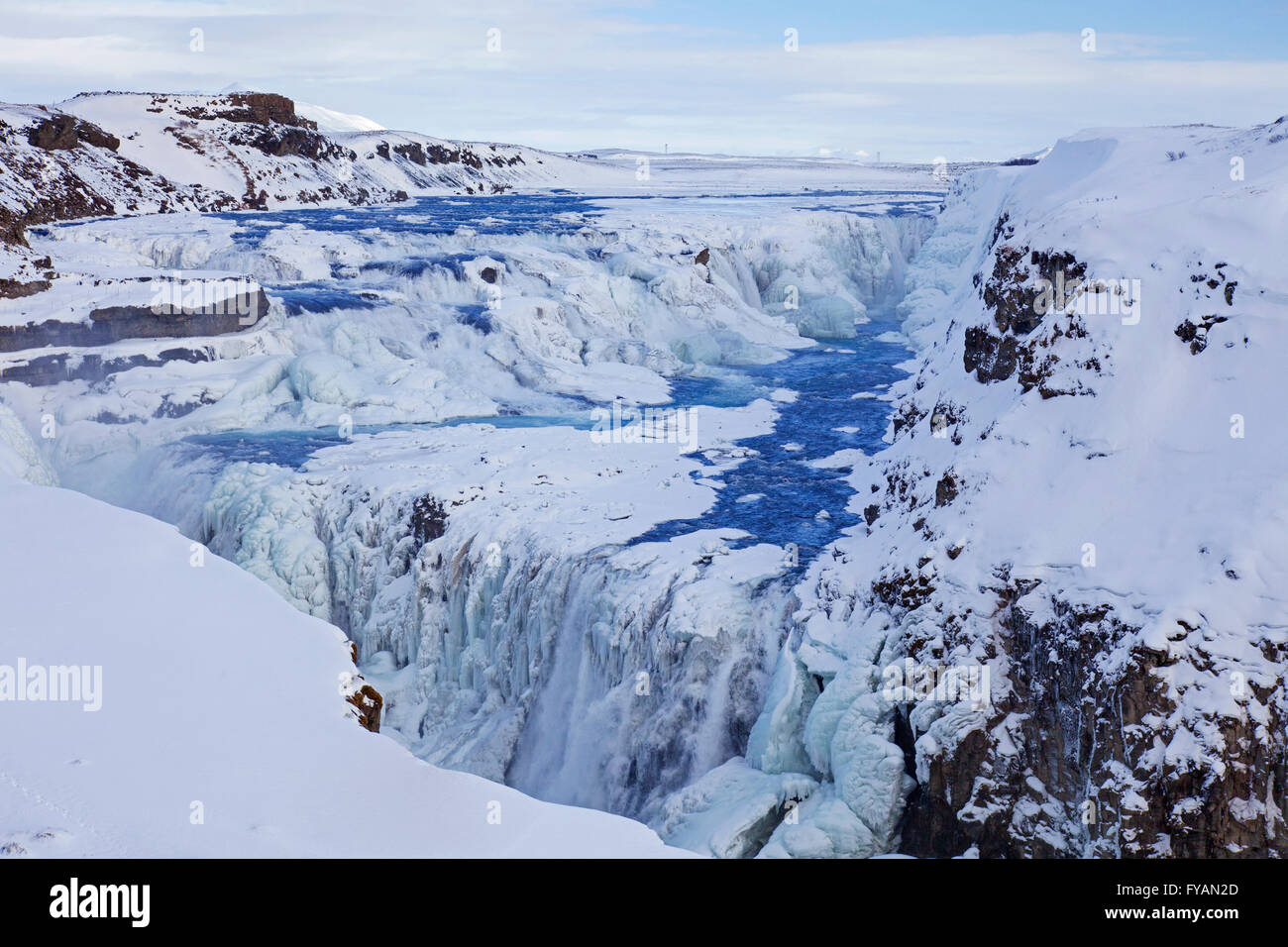 Cascade de Gullfoss dans la neige en hiver situé dans le canyon de la rivière Hvítá, sud-ouest de l'Islande, de Haukadalur Banque D'Images