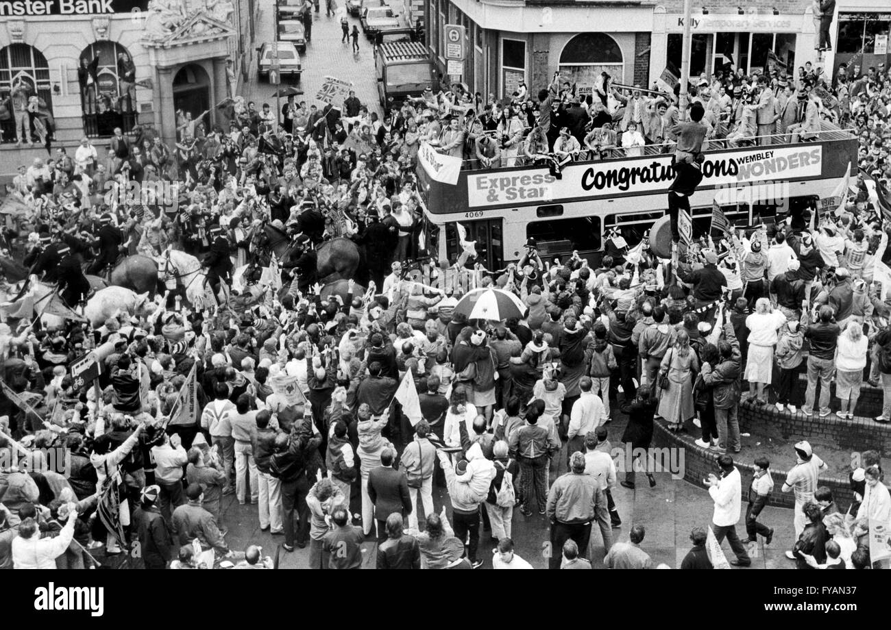 Accueillir des fans de football dans l'équipe de Wolverhampton Wanderers Queens Square après leur victoire dans le trophée Van Sherpa Mai 1988 Banque D'Images