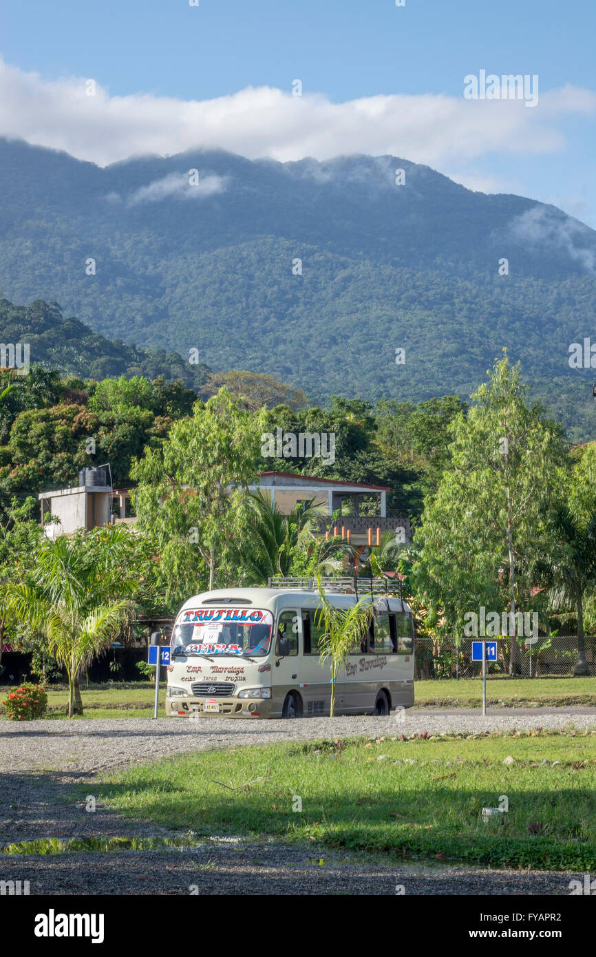 Un Mini Bus touristique en attente de passagers de navires de croisière au port de Trujillo au Honduras, à les prendre en tournée Banque D'Images
