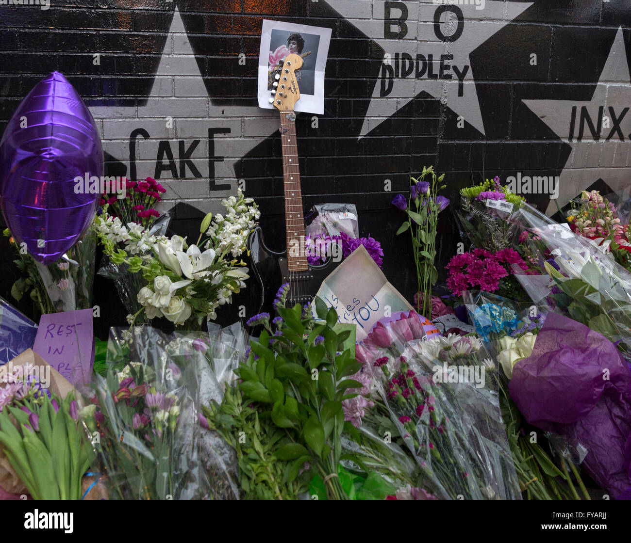 Memorials gauche contre le mur de la première discothèque Avenue à la mémoire de la légende musicale Prince Banque D'Images