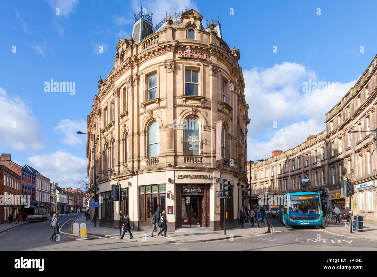 Les gens et la circulation sur les rues du centre-ville autour de l'Wardwick (à gauche) et le Brin (à droite), à Derby, England, UK Banque D'Images