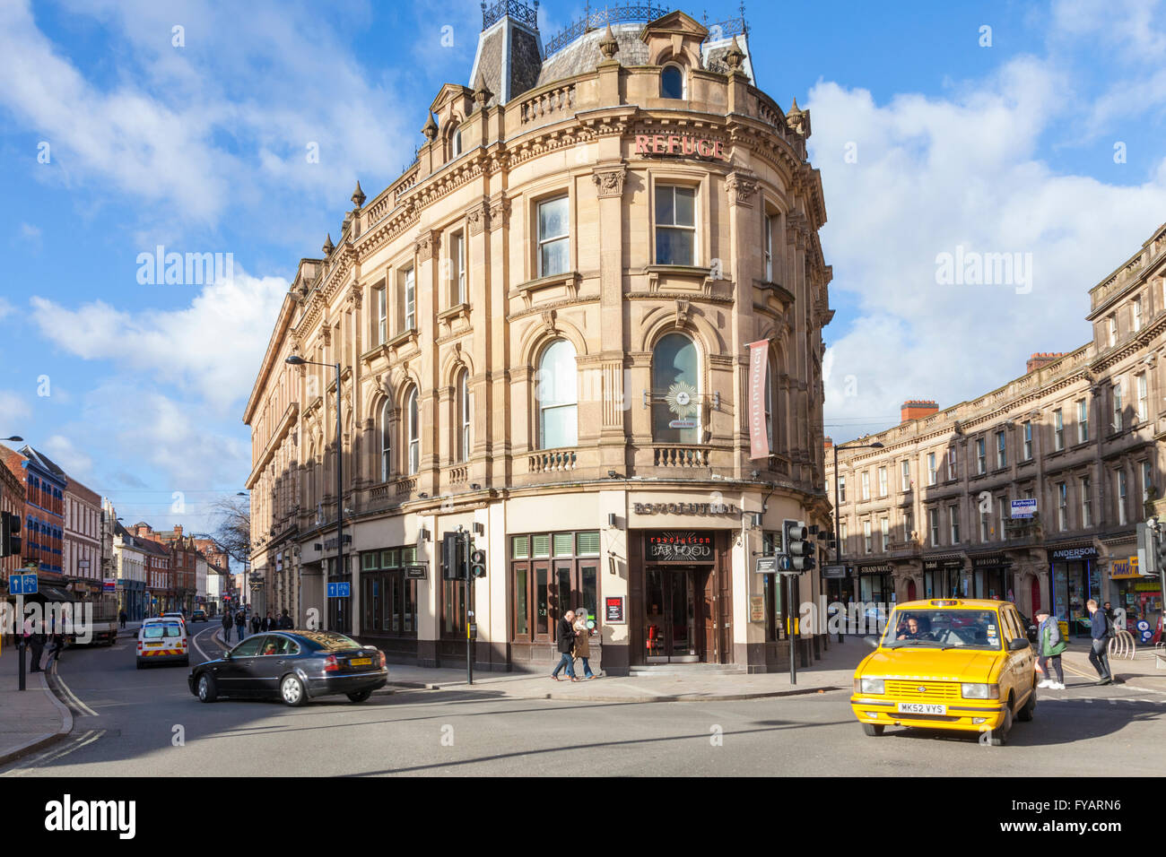 Personnes et de la circulation sur la voie à sens unique autour de l'Wardwick (à gauche) et le Brin (à droite) dans le centre-ville de Derby, England, UK Banque D'Images