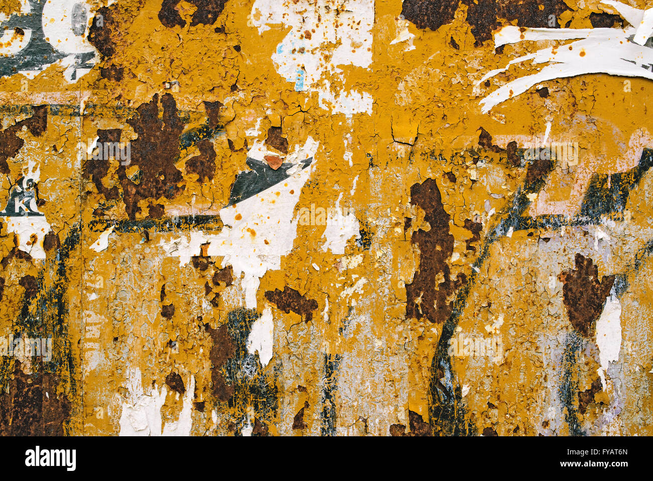 Plaque de métal corrodé affiche de texture et morceaux de papier, abstract background Banque D'Images