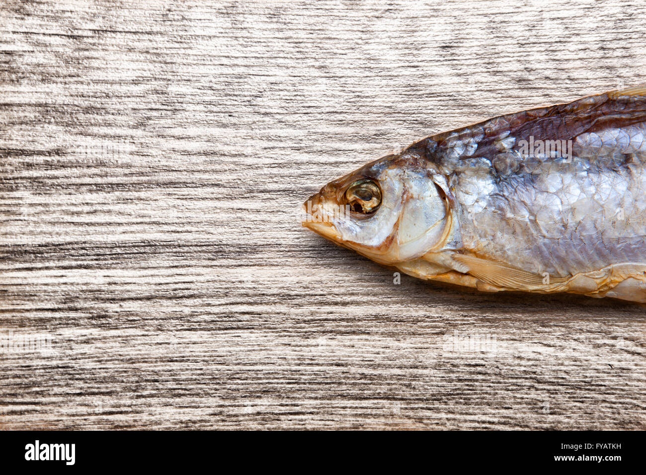Sécher le poisson sur un fond de bois Banque D'Images