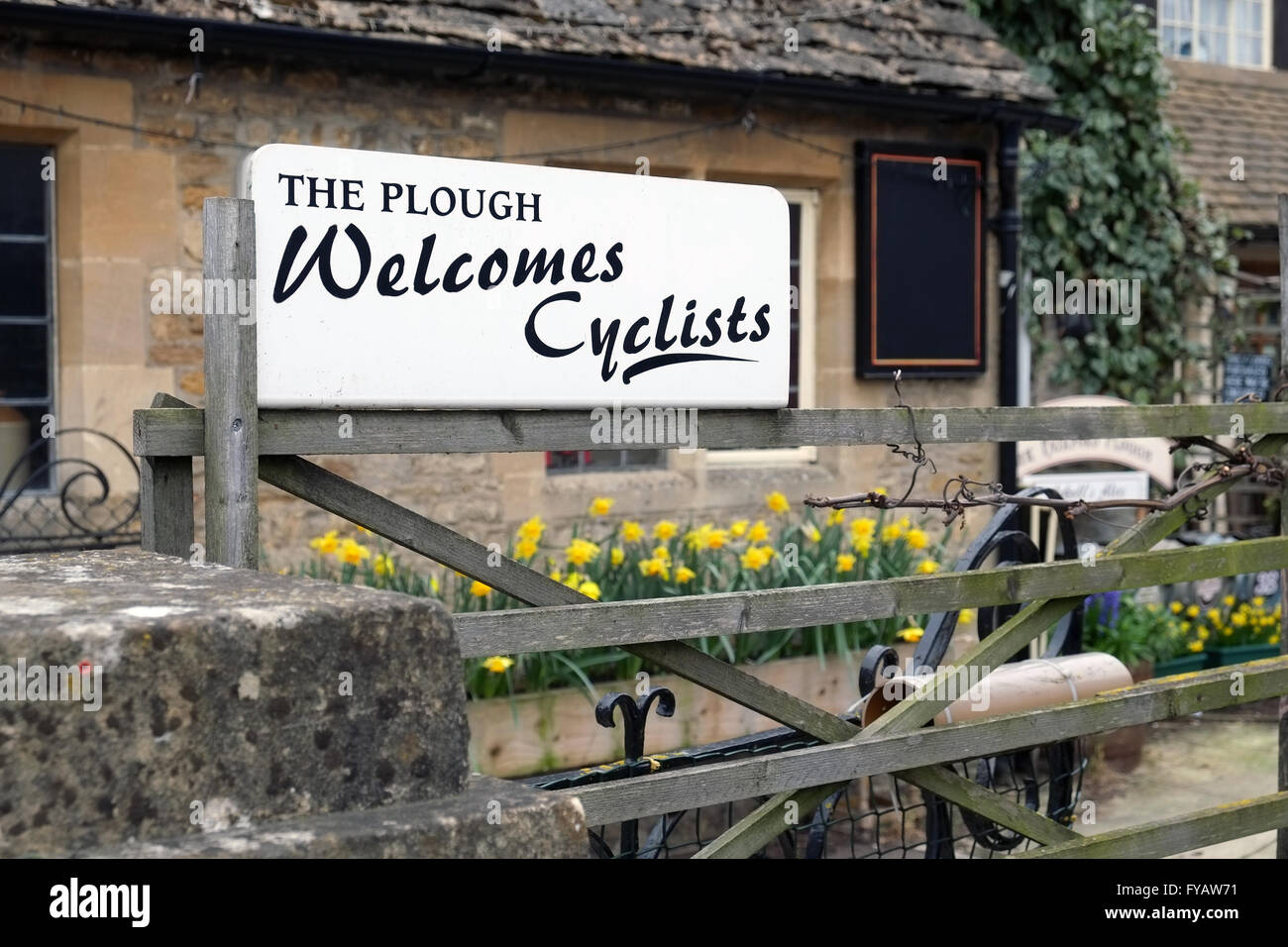 Bienvenue cycliste panneau au Plough Inn, Fairford, Gloucestershire, Angleterre, Royaume-Uni. Banque D'Images