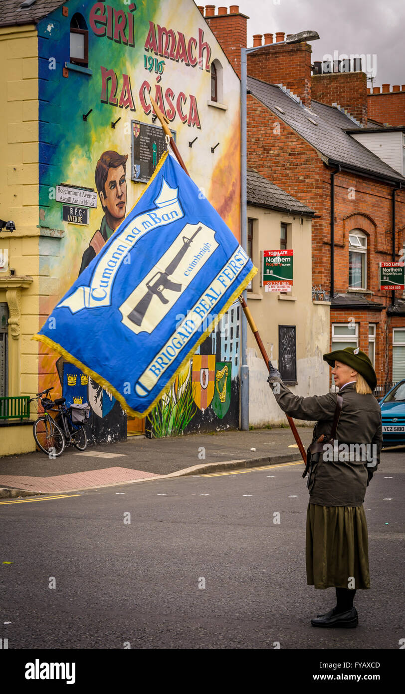 Républicain irlandais femme exerçant son drapeau sur Cumann na mBan Falls Road Belfast durant 1916 Insurrection de Pâques parade. Banque D'Images