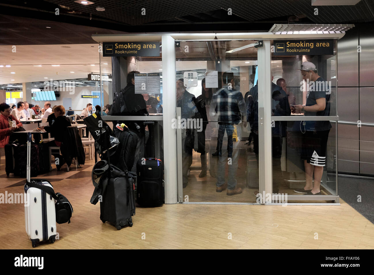 Les passagers fument des cigarettes dans un fumoir pour liminer  l'exposition  la fume secondaire  l'aroport de Schiphol Amsterdam aux  pays-Bas Photo Stock - Alamy