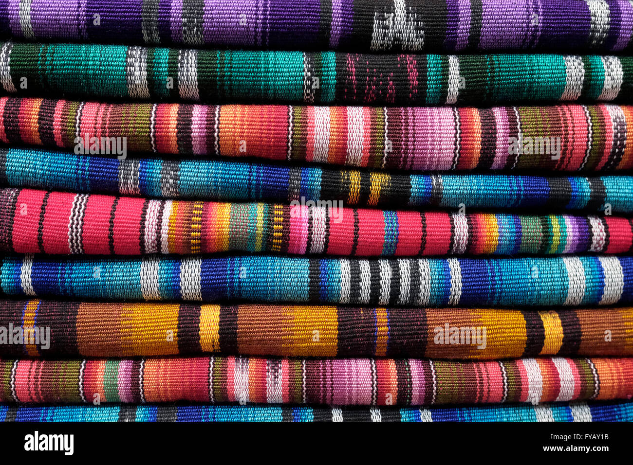 Des tissus aux couleurs multiples à vendre au marché de Chichicastenango également connu sous le nom de Santo Tomás Chichicastenango une ville dans le département de Guatemala El Quiché, connue pour son traditionnel K'iche' culture Maya. Banque D'Images