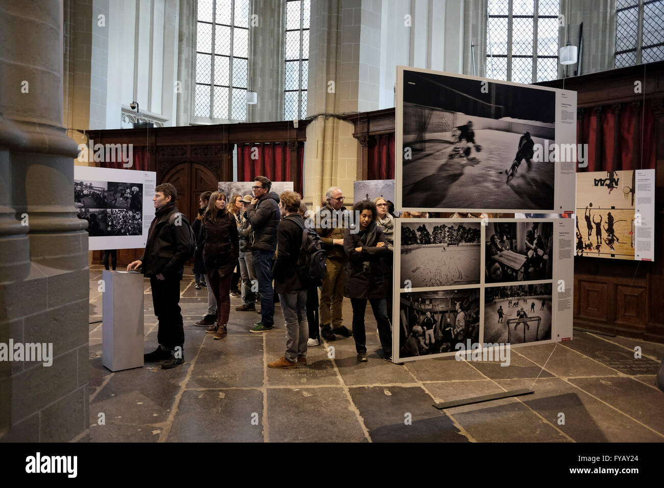 Les visiteurs voient des photos gagnantes prises par divers photojournalistes de la catégorie photojournalisme du concours World Press photo, comme elles sont exposées à l'intérieur de l'église Nieuwe Kerk à Amsterdam, aux pays-Bas. L'exposition présente les photographies gagnantes de la dernière édition du concours international annuel de photojournalisme, le plus ancien et le plus prestigieux au monde. Banque D'Images